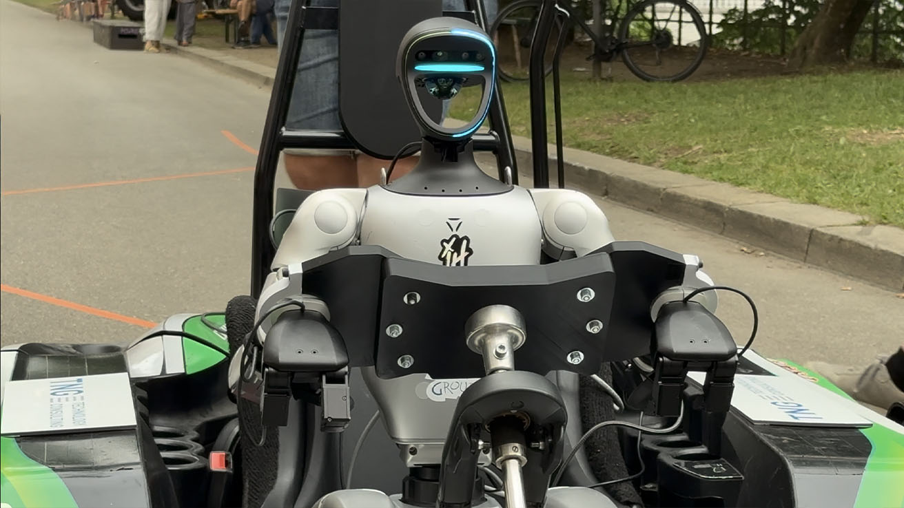 Autonomes Go-Kart mit humanoidem Roboter