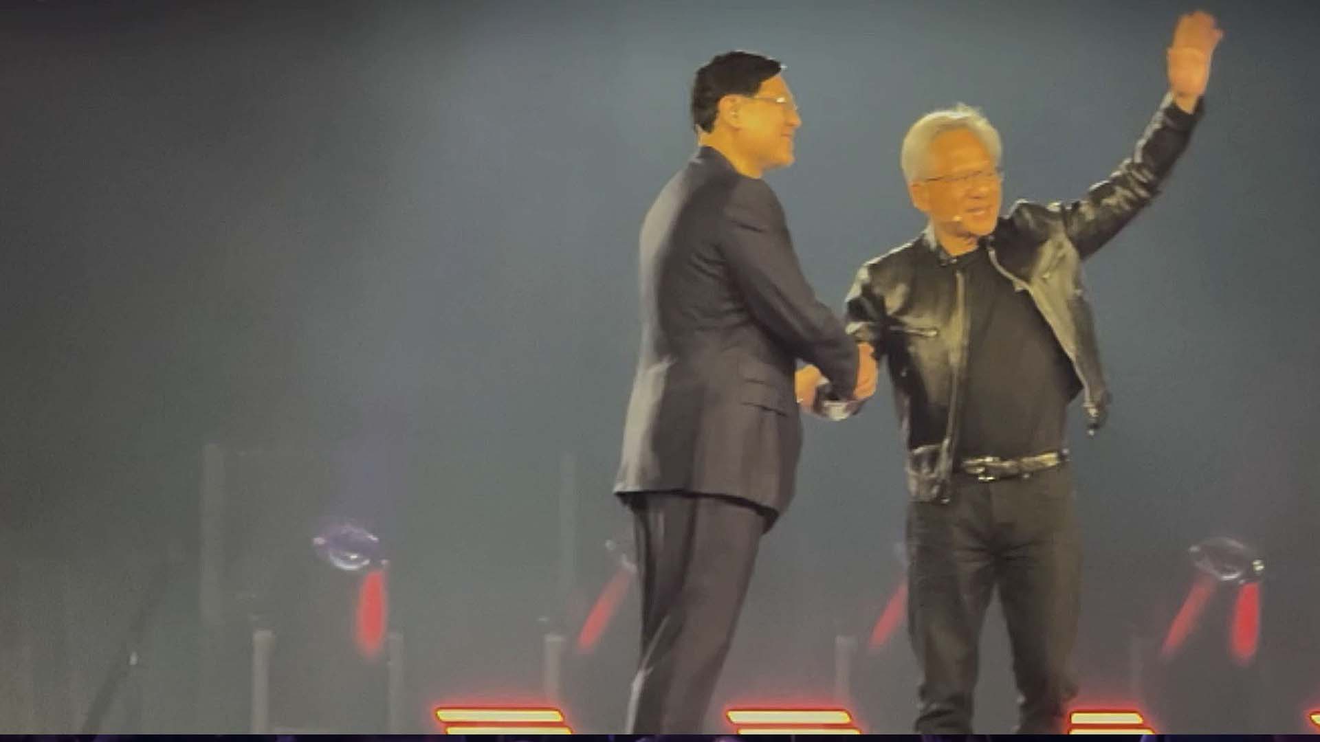 Jensen Huang und Yang Yuanqing auf der Bühne der Sphere während der Lenovo Keynote auf der CES 2026