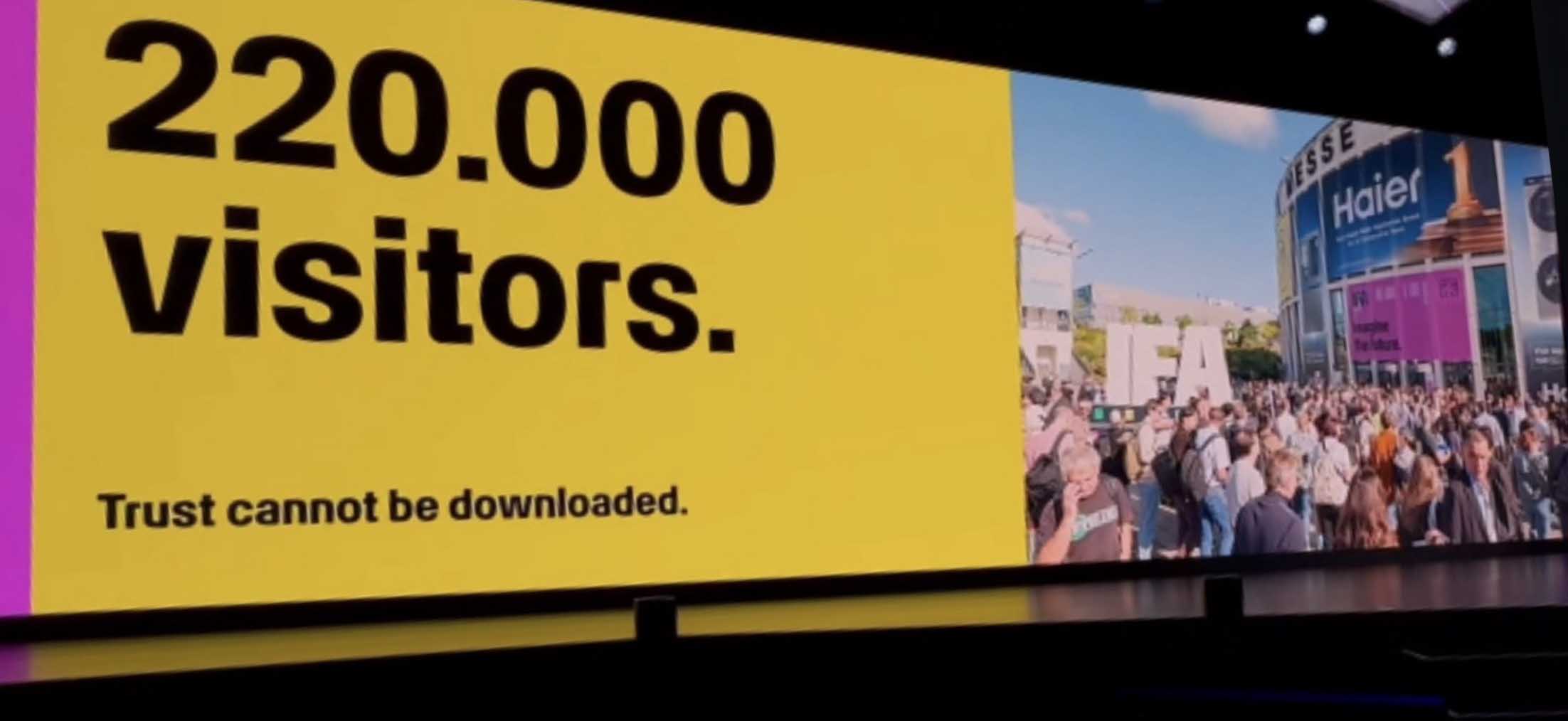 Bühnenprojektion mit dem großformatigen Schriftzug Every second end-consumer at IFA is under 35 auf grünem Hintergrund, daneben ein kleines Foto zweier junger Messebesucher, rechts der Sprecher klein vor einer zweiten grünen Leinwand mit IFA-Logo