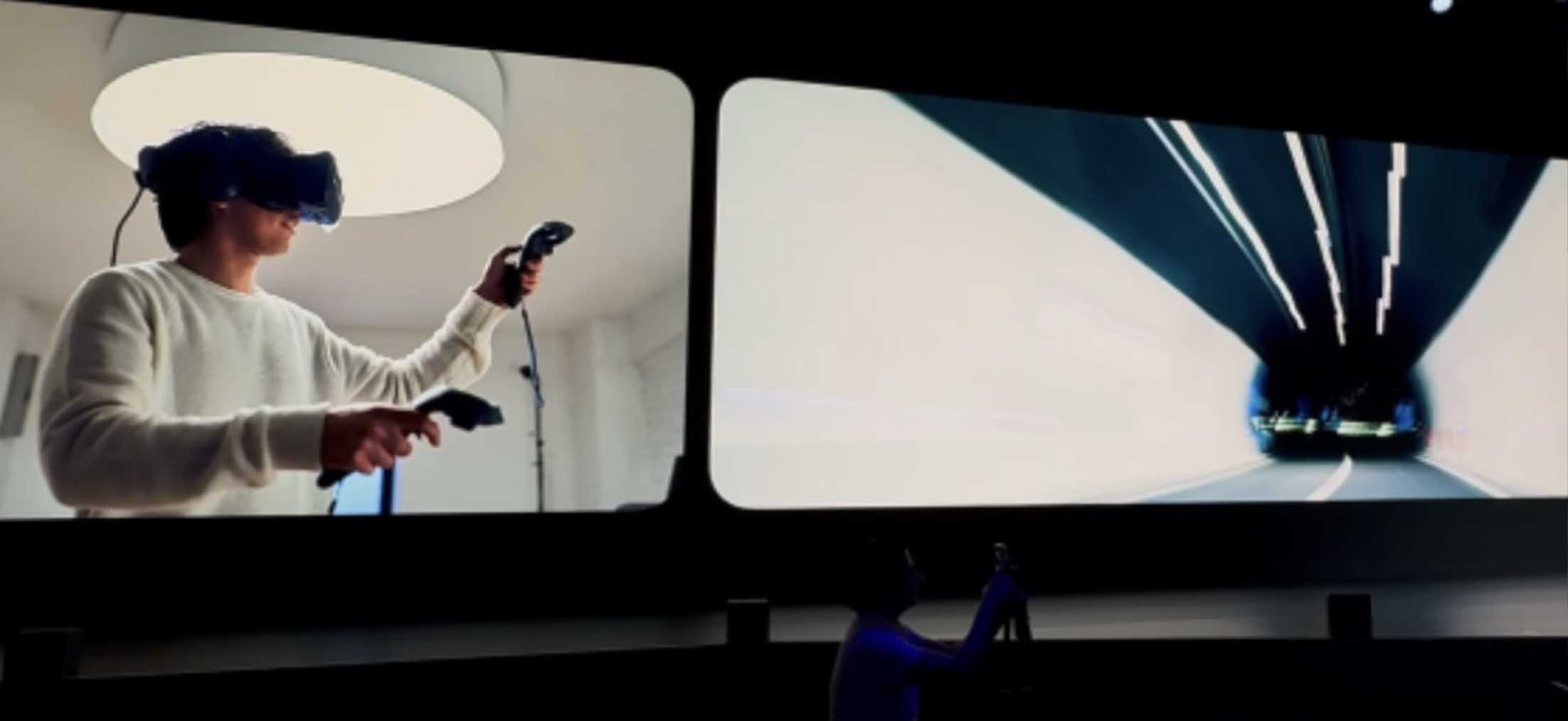 Zweigeteilte Bühnenleinwand, links das Live-Foto einer Person mit VR-Headset und Controllern in einem hellen Raum, rechts eine Tunnelfahrt-Visualisierung mit weißen Lichtstreifen, dazwischen der Sprecher klein vor einer weiteren Leinwand mit IFA-Logo